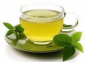 Чашка зеленого чая с листьями на белом фоне | Премиум Фото